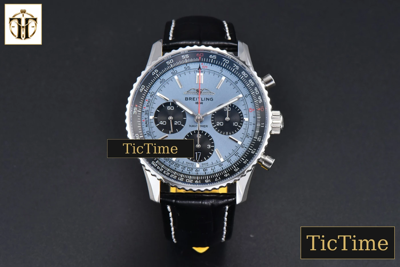 Vista frontal — Navitimer B01 43mm BLSF Ice Blue Dial Black Subdial Black Leather Strap A7750