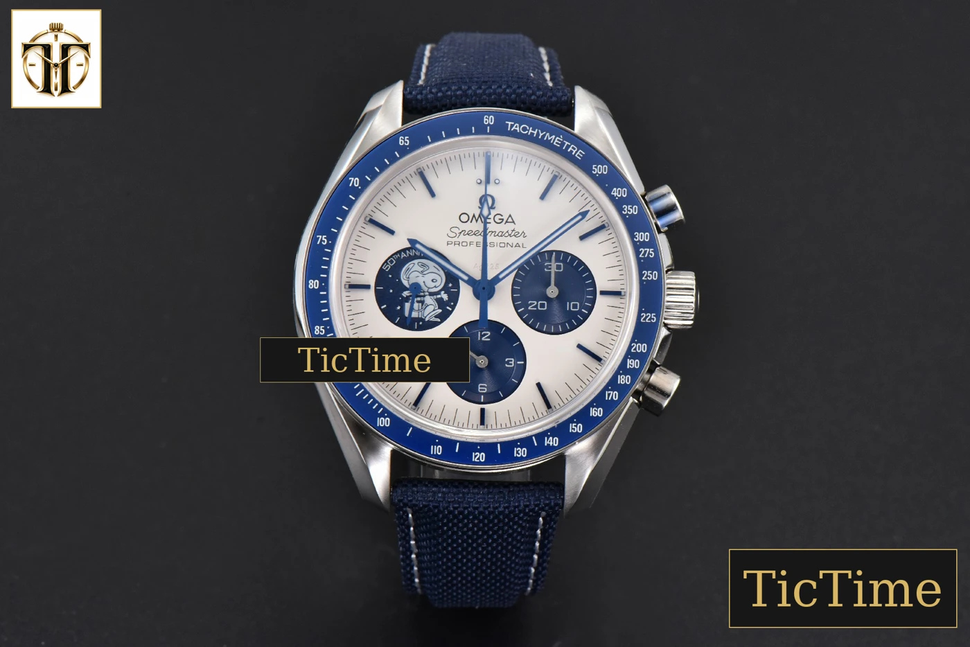Vista frontal — Speedmaster Professional ‘Snoopy’ 50th Anniversary Nylon Strap (Mod) 42mm GSF A7750