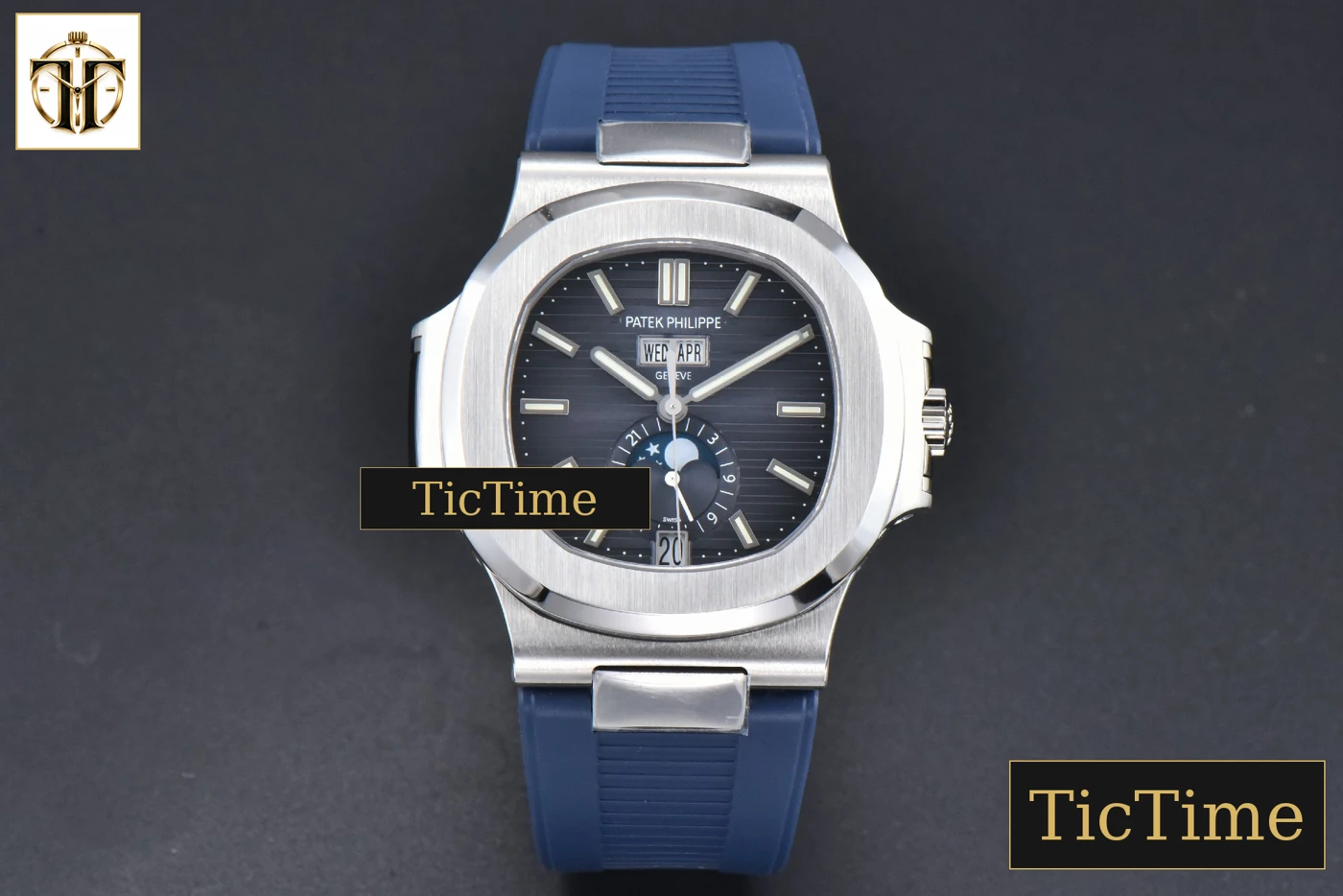 Vista frontal — Nautilus Full Function 5726 40.5mm PPF Blue Dial Blue Rubber Strap A324