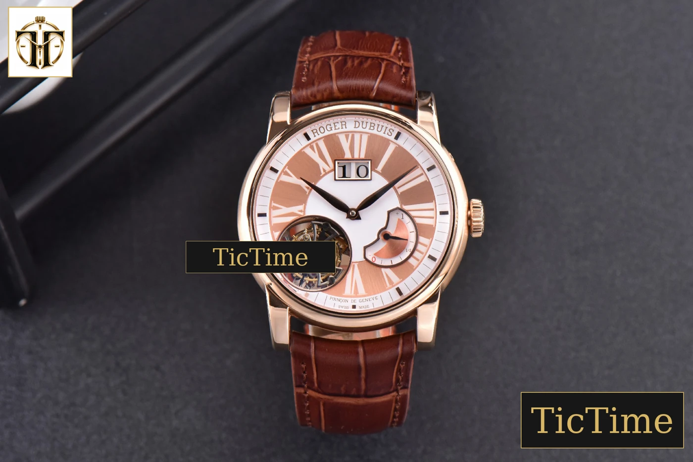Vista frontal — Hommage Flying Tourbillon RDDBHO0568 43mm JBF RG White/RG Dial Brown Croc Leather Strap