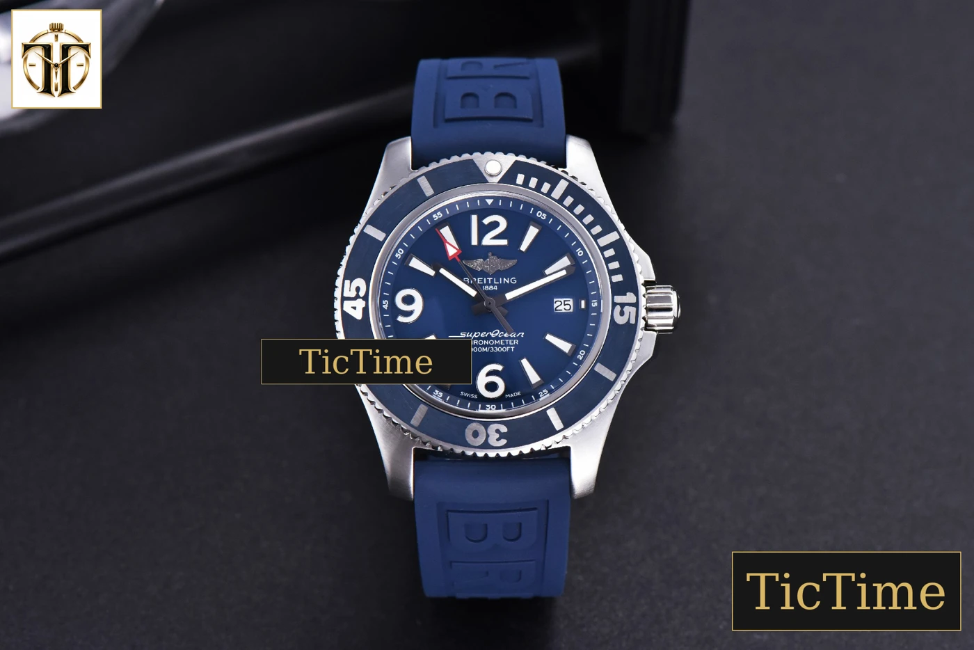 Vista frontal — Superocean Automatic 44mm TF Blue Dial Blue Rubber Strap A2824