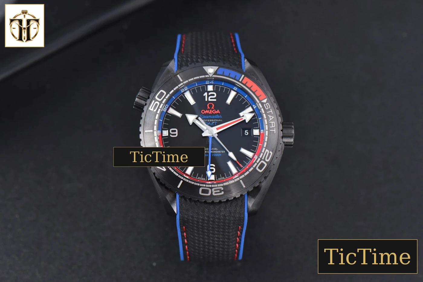 Vista frontal — Planet Ocean 600m Deep 45.5mm VSF Black Ceramic Black Dial Blue/Red Bezel Rubber Strap A8906