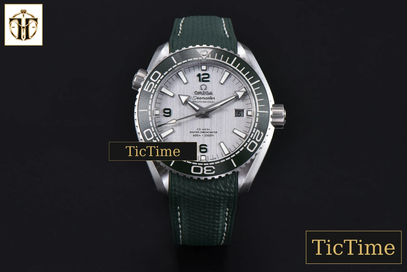 Vista frontal — Planet Ocean 43.5mm VSF Green Gray Dial Rubber Strap A8900