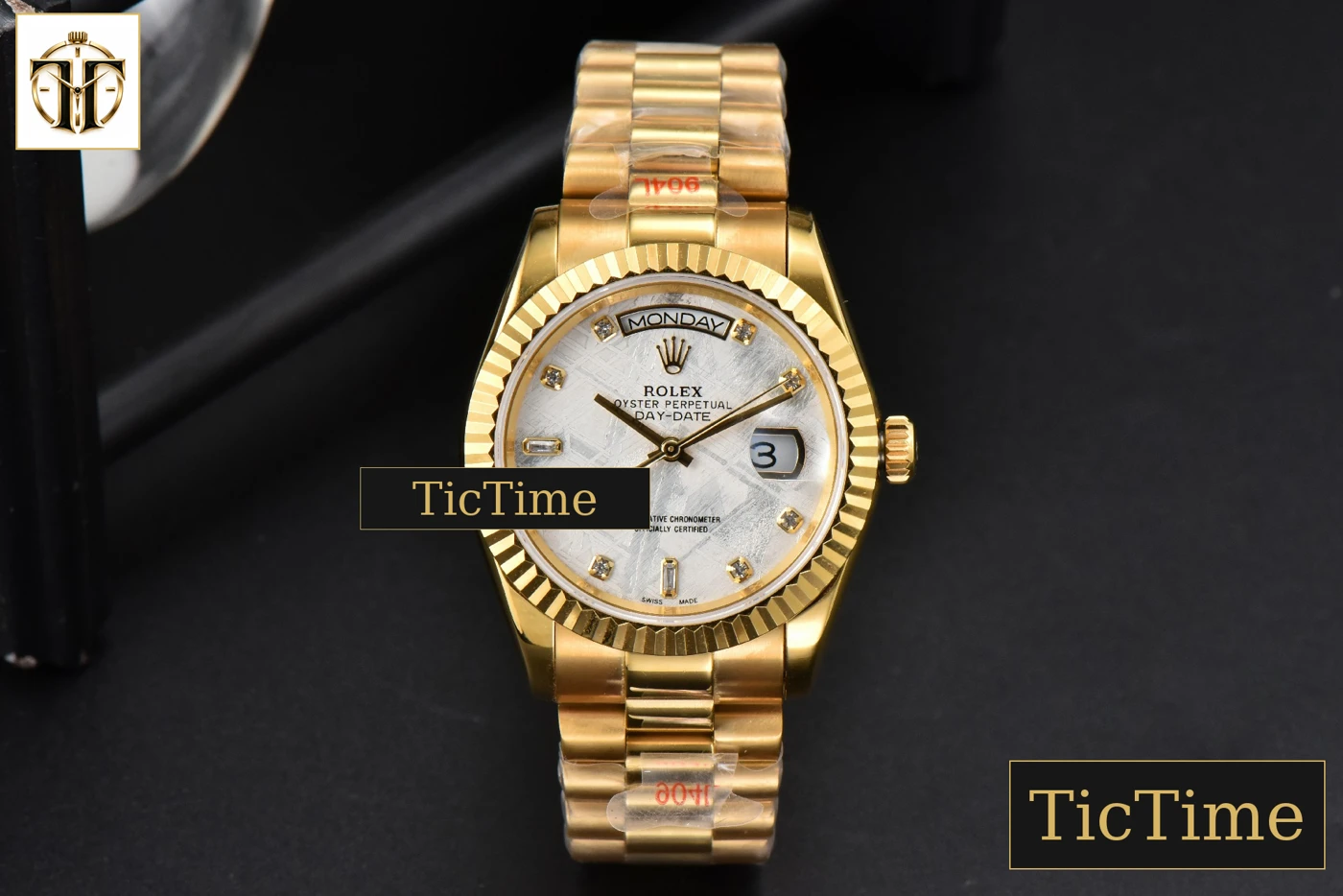 Vista frontal — Daydate 36mm GMF YG Meteorite Dial Stick Diamond Marker YG Bracelet A3235