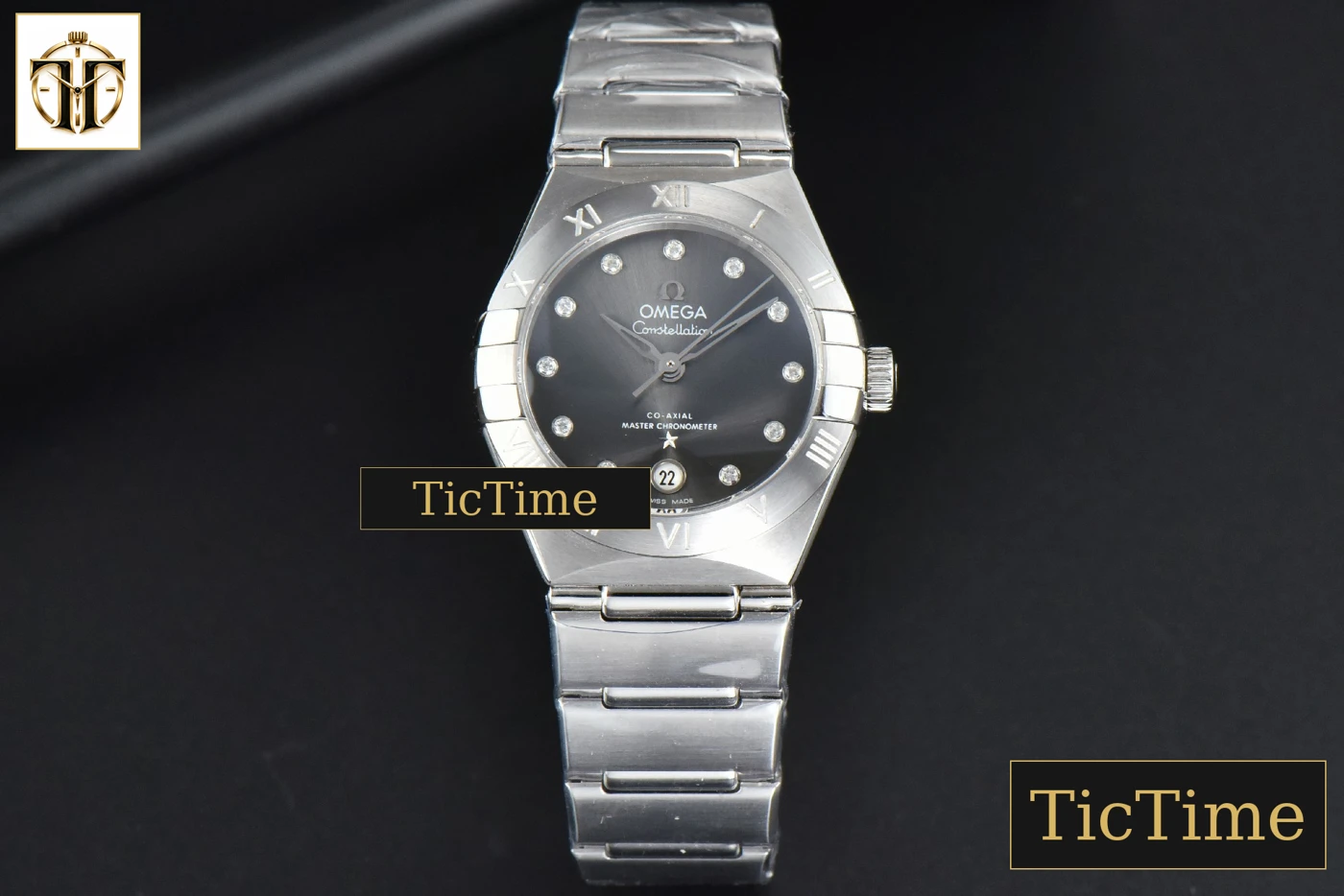 Vista frontal — Constellation 29mm TWSF Gray Dial SS Bracelet A8700