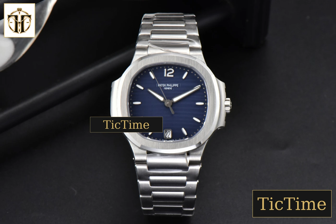 Vista frontal — Nautilus Ladies 7118 35mm 3KF Blue Dial SS Bracelet A324