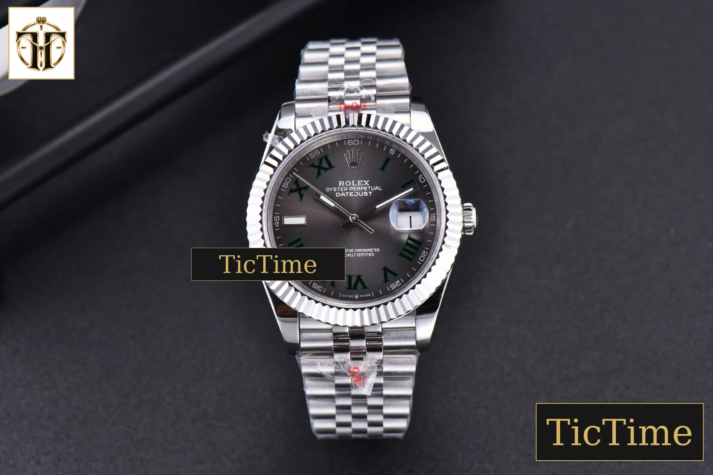 Vista frontal — Datejust 41mm GMF SS Wimbledon Gray Dial Green Marker Fluted Bezel Jubille Bracelet VR3235