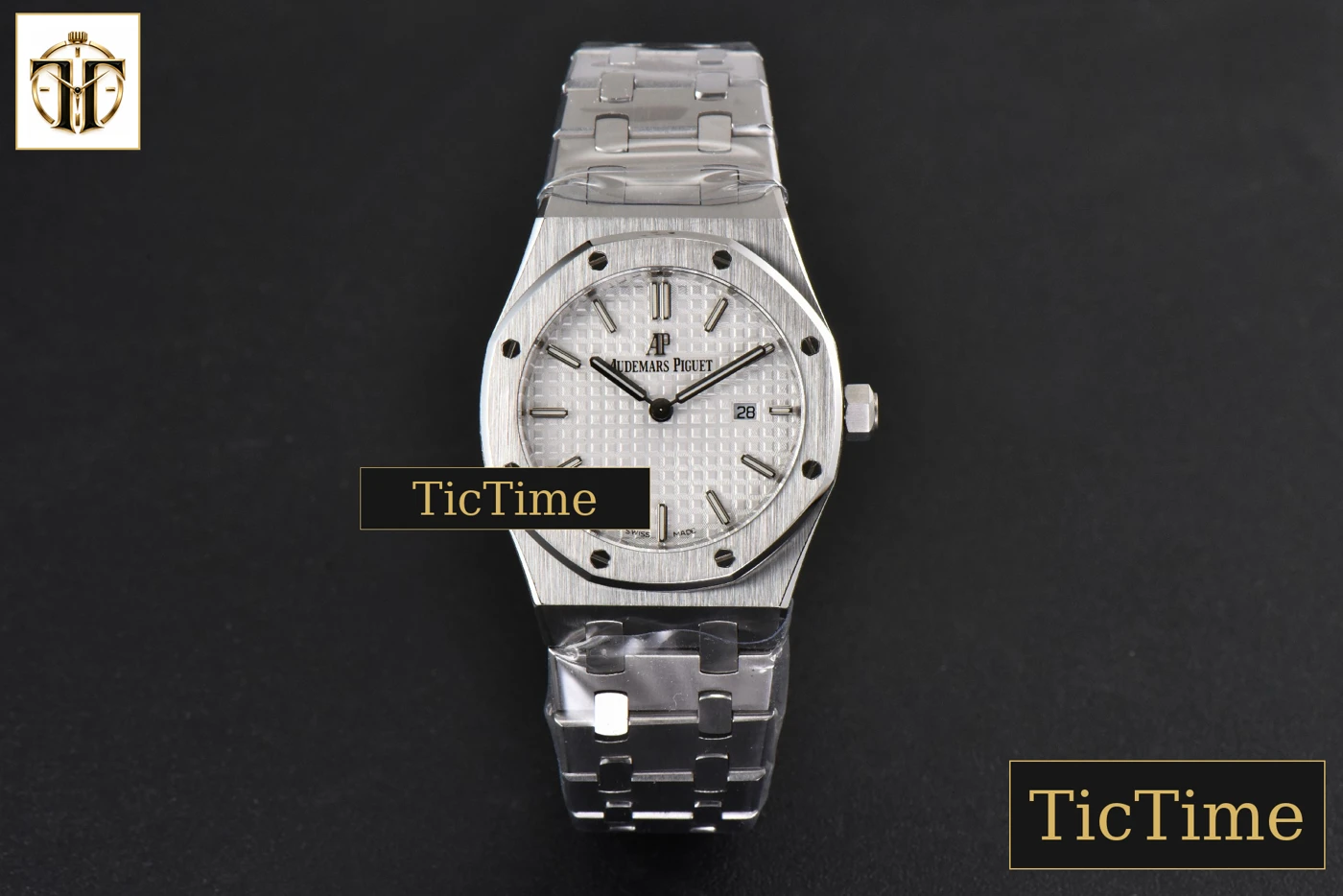 Vista frontal — Royal Oak Ladies 33mm 8F White Dial SS Bracelet Swiss Quartz
