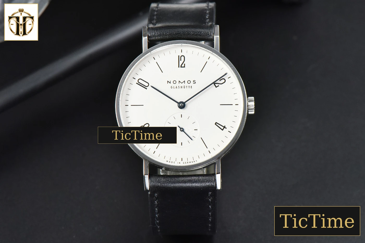 Vista frontal — MKSF Light Dial Dark Patterned Strap