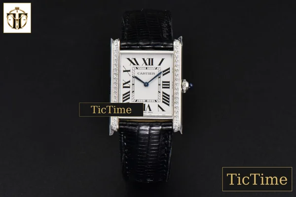 Foto frontal — Tank Must Large 33.7×25.5mm K11F Diamond White Dial Black Croc Strap Quartz