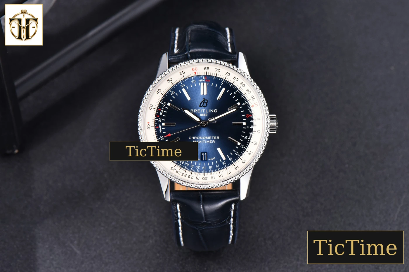 Vista frontal — Navitimer 41mm TF SS Blue Dial White Bezel Blue Leather Strap A2824