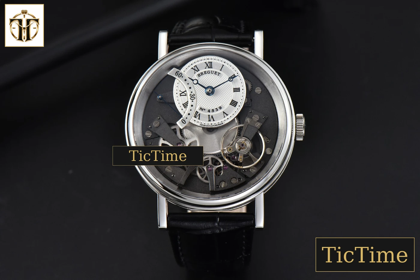 Vista frontal — Tradition 7097BB 40mm ZF SS Gray Dial White Subdial Black Leather Strap A505