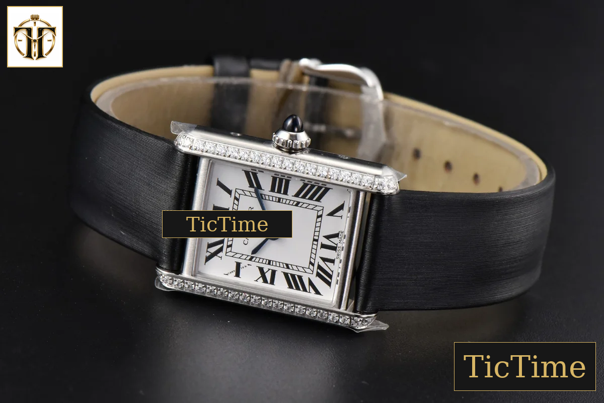 Tank Must Small 29.5×22mm K11F Diamond White Dial Black Smooth Strap Quartz — foto 11