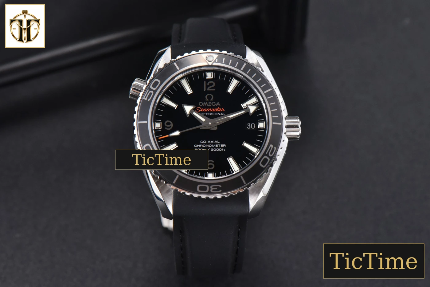 Vista frontal — Planet Ocean 600m 42mm VSF Black Dial Rubber Strap A8500