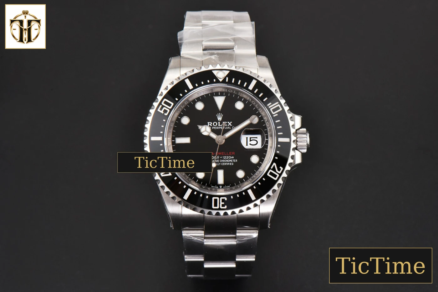 Vista frontal — Sea-Dweller 126600 43mm VSF Black Ceramic ‘Red Text’ SS Bracelet VS3235