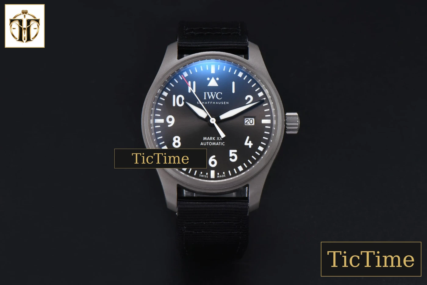 Vista frontal — Mark XX Ti Case IWC328201 40mm V7F Black Dial Black Leather Strap A2892