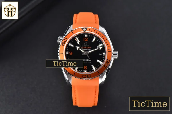 Foto frontal — Planet Ocean 600m 42mm VSF Black Dial Orange Bezel Orange Rubber Strap A8500