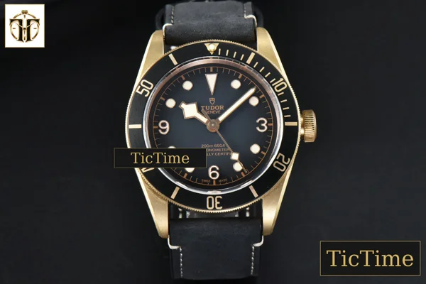 Foto frontal — Heritage Black Bay 43mm XF Bronze Gray RG Black Dial Leather Strap V3 A5612