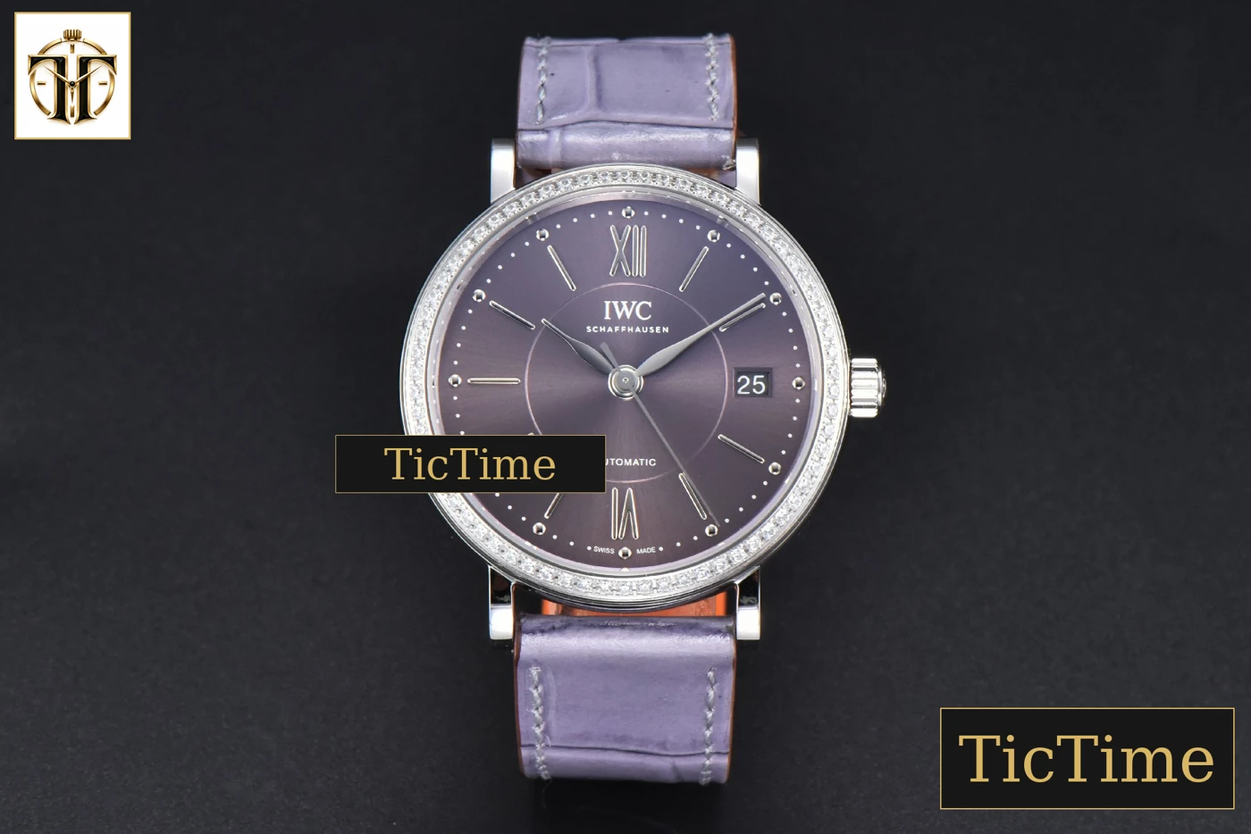 Vista frontal — Portofino 37mm V7F Diamond Gray Dial Silver Marker Grape Leather Strap A2892