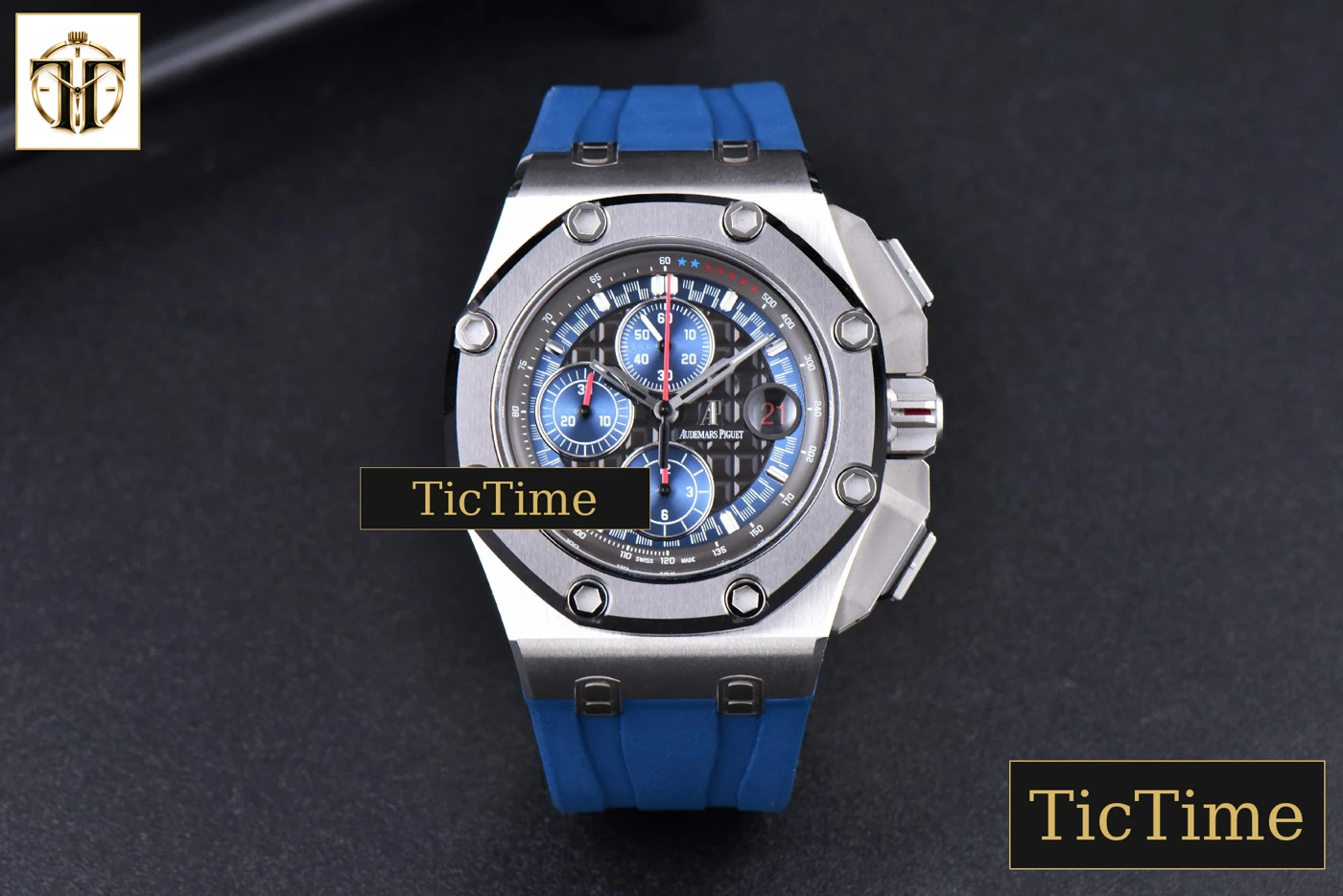 Vista frontal — Royal Oak Offshore 26568PM 44mm JF Blue Dial Blue Rubber Strap A3126