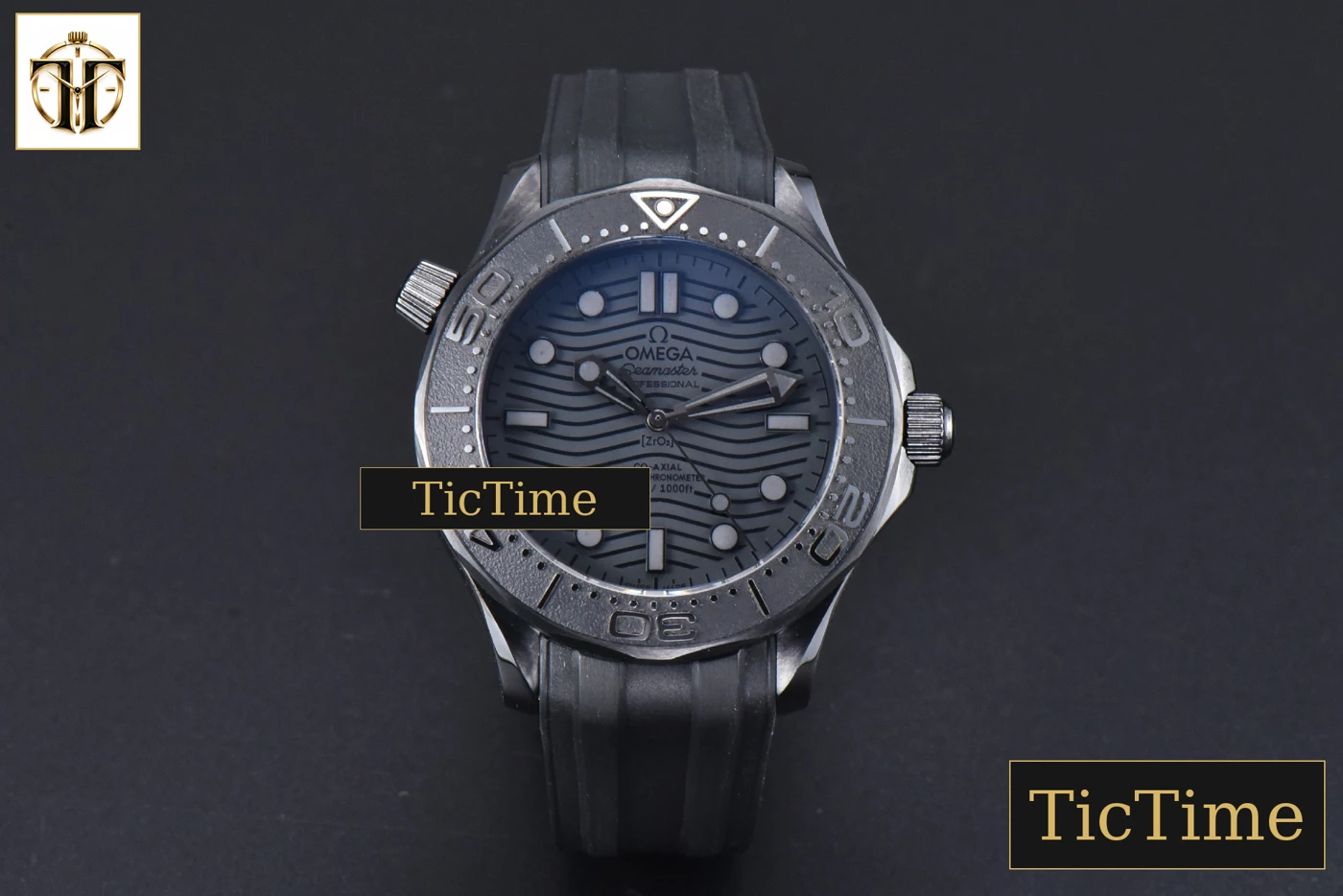 Vista frontal — Seamaster Diver 300M 43.5mm ORF Ceramic Nekton Black Dial Rubber Strap A8806