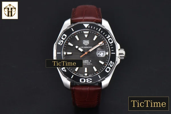 Foto frontal — Aquaracer Calibre 5 43mm OF Black Dial Brown Hand Brown Leather Strap SW200