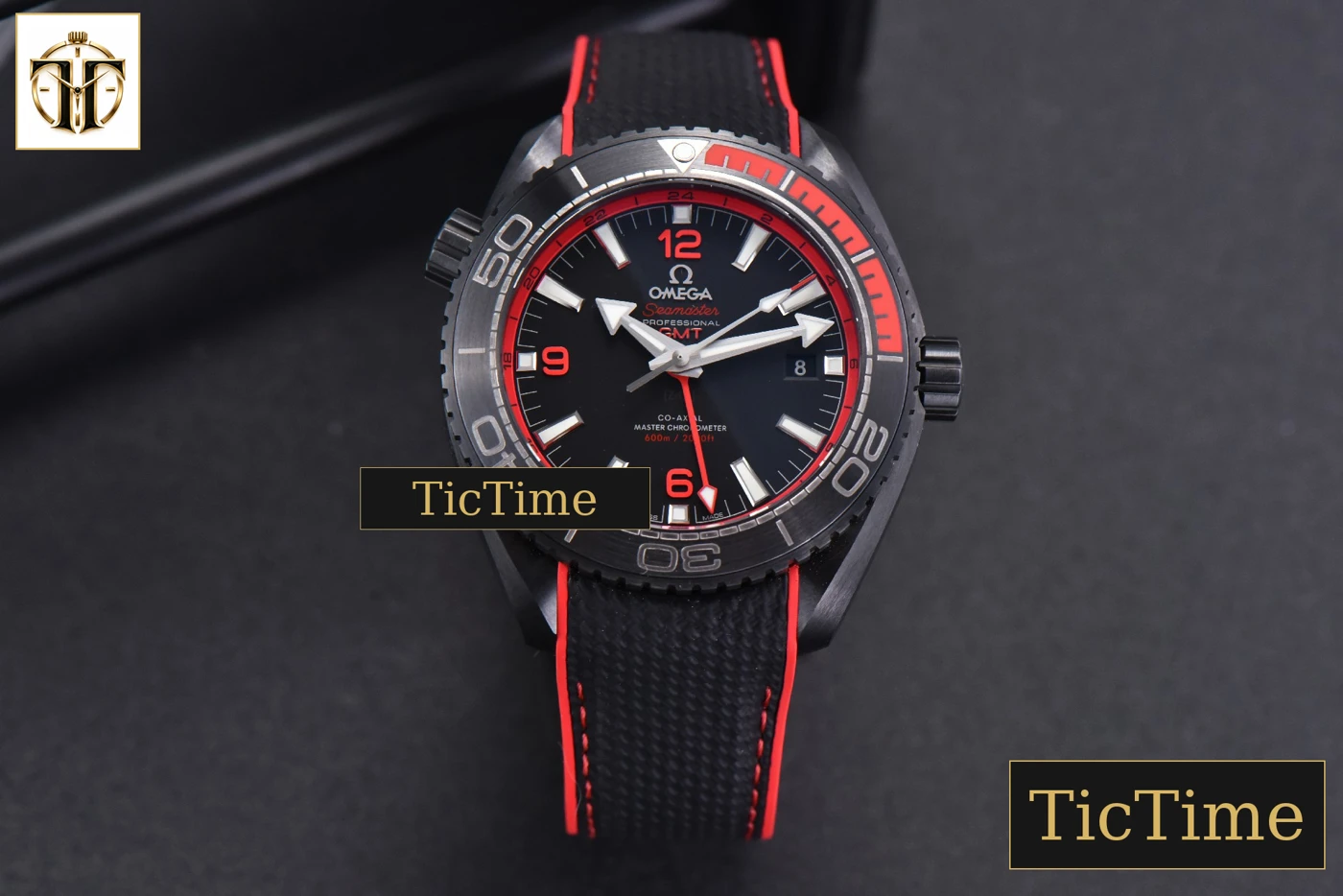 Vista frontal — Planet Ocean Deep 45.5mm VSF Black red Ceramic Black Nylon Strap A8906