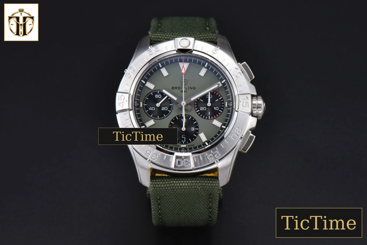 Vista frontal — Avenger Chronograph 44mm BLSF SS Green/Black Dial Green Nylon Strap A7750