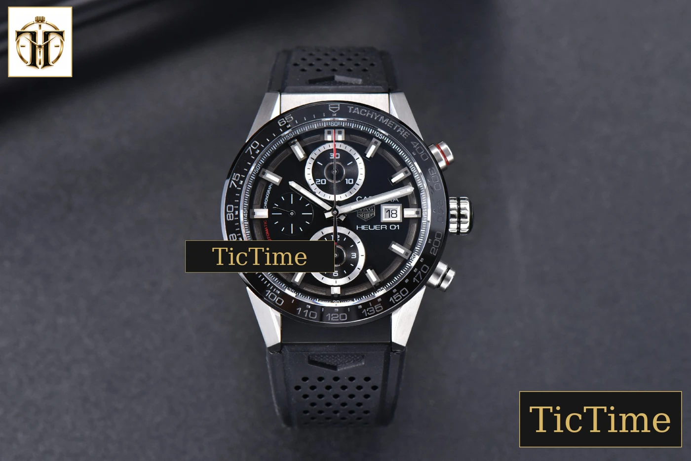 Vista frontal — Calibre Heuer 01 Chrono 45mm XF PVD Skeleton Black Dial Black Rubber Strap A1887