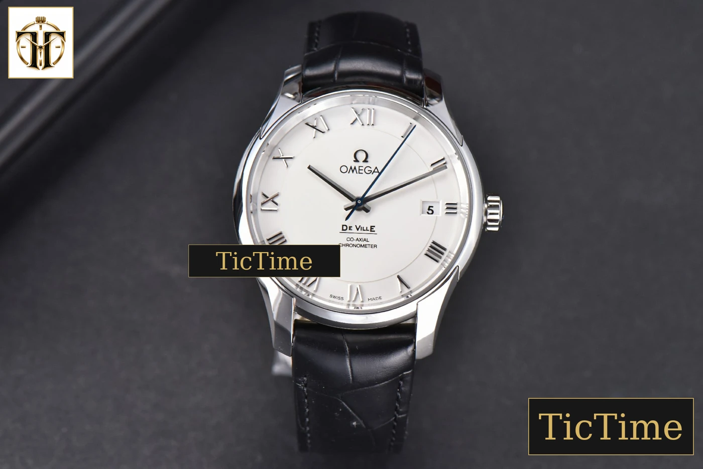 Vista frontal — De Ville Hour Vision 41mm VSF White Dial Black Croco Strap A8500