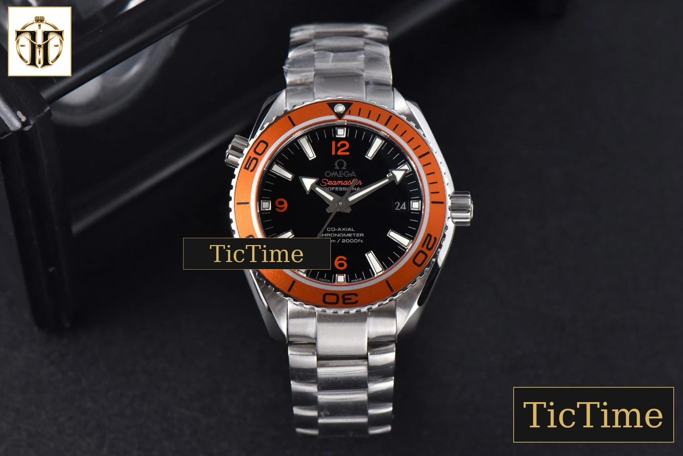 Vista frontal — Planet Ocean 600m 42mm VSF Black Dial Orange Bezel SS Bracelet A8500