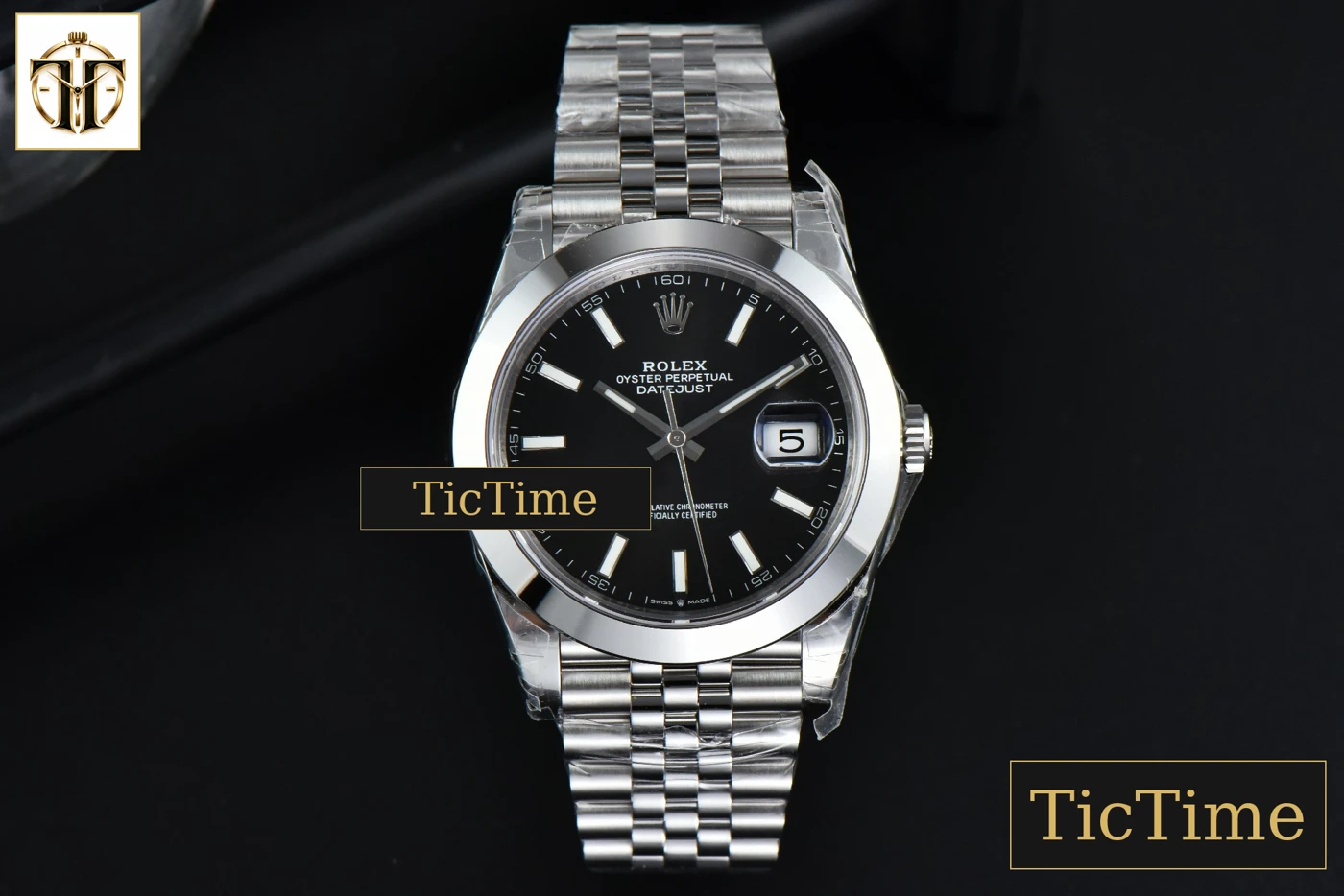 Vista frontal — DateJust Smooth Bezel 126300 41mm VSF Black Dial Jubilee Bracelet VS3235