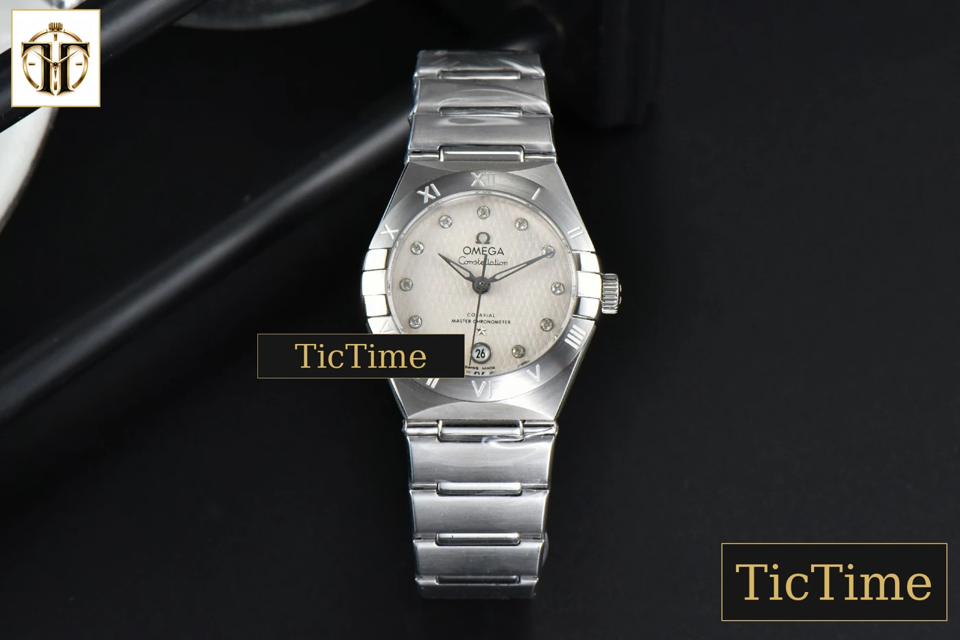Vista frontal — Constellation 29mm TWSF White Textured Dial SS Bracelet A8700