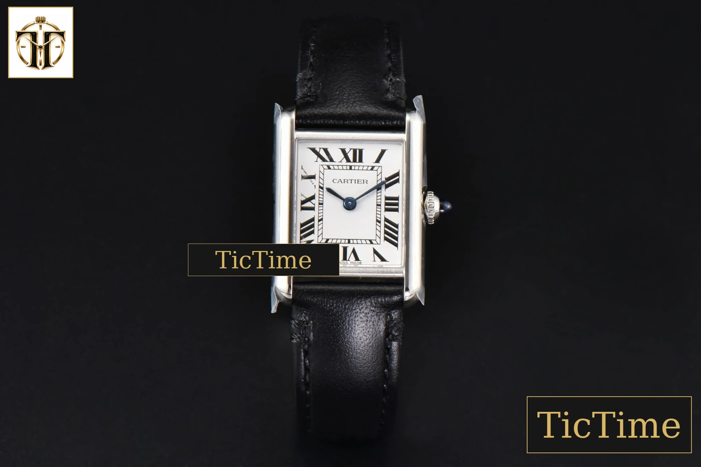 Vista frontal — Tank Must Small 29.5×22 mm K11F White Dial Black Smooth Strap Quartz