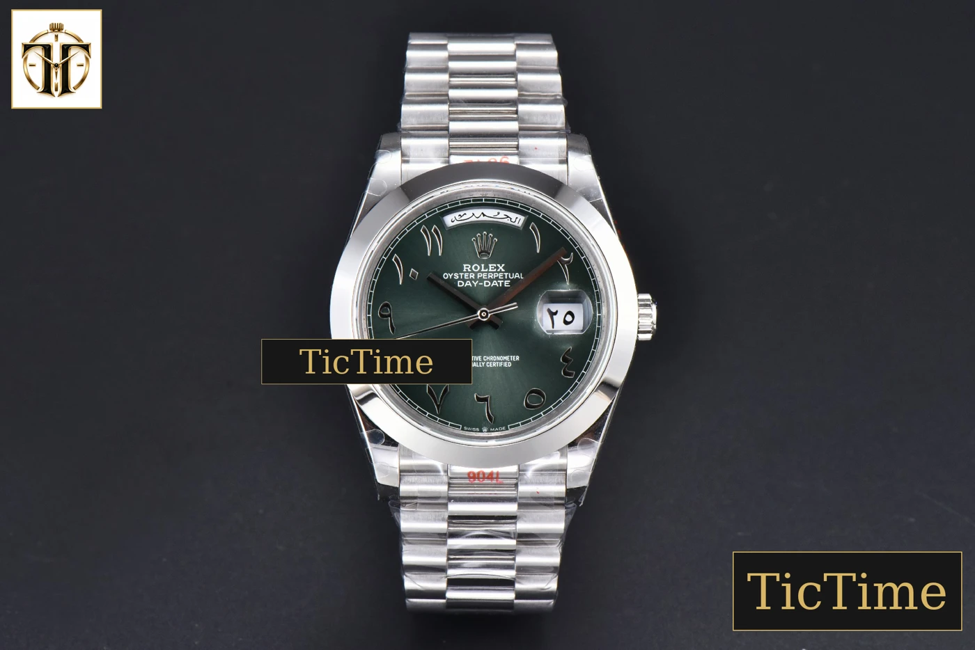 Vista frontal — DayDate 904L Smooth Oliva 40mm GMF Green Arabic Dial President Bracelet A2836