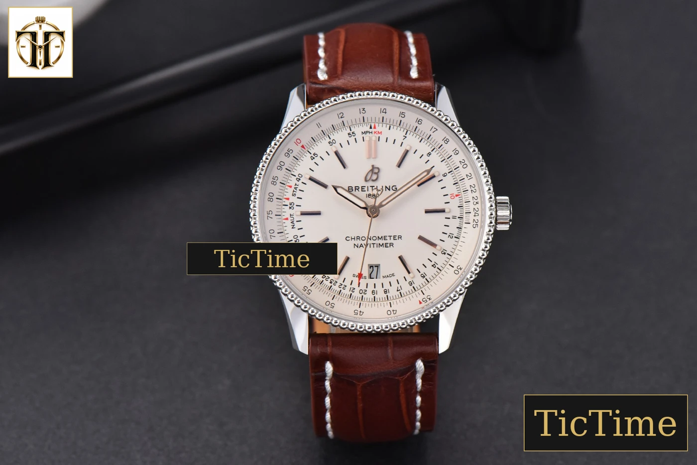 Vista frontal — Navitimer 41mm V7F White Dial Brown Leather Strap A2824