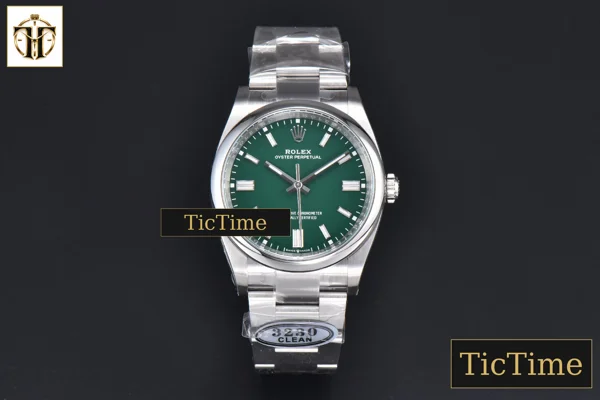 Foto frontal — Oyster Perpetual 904L 126000 36mm Clean Factory Green Dial SS Bracelet VR3230