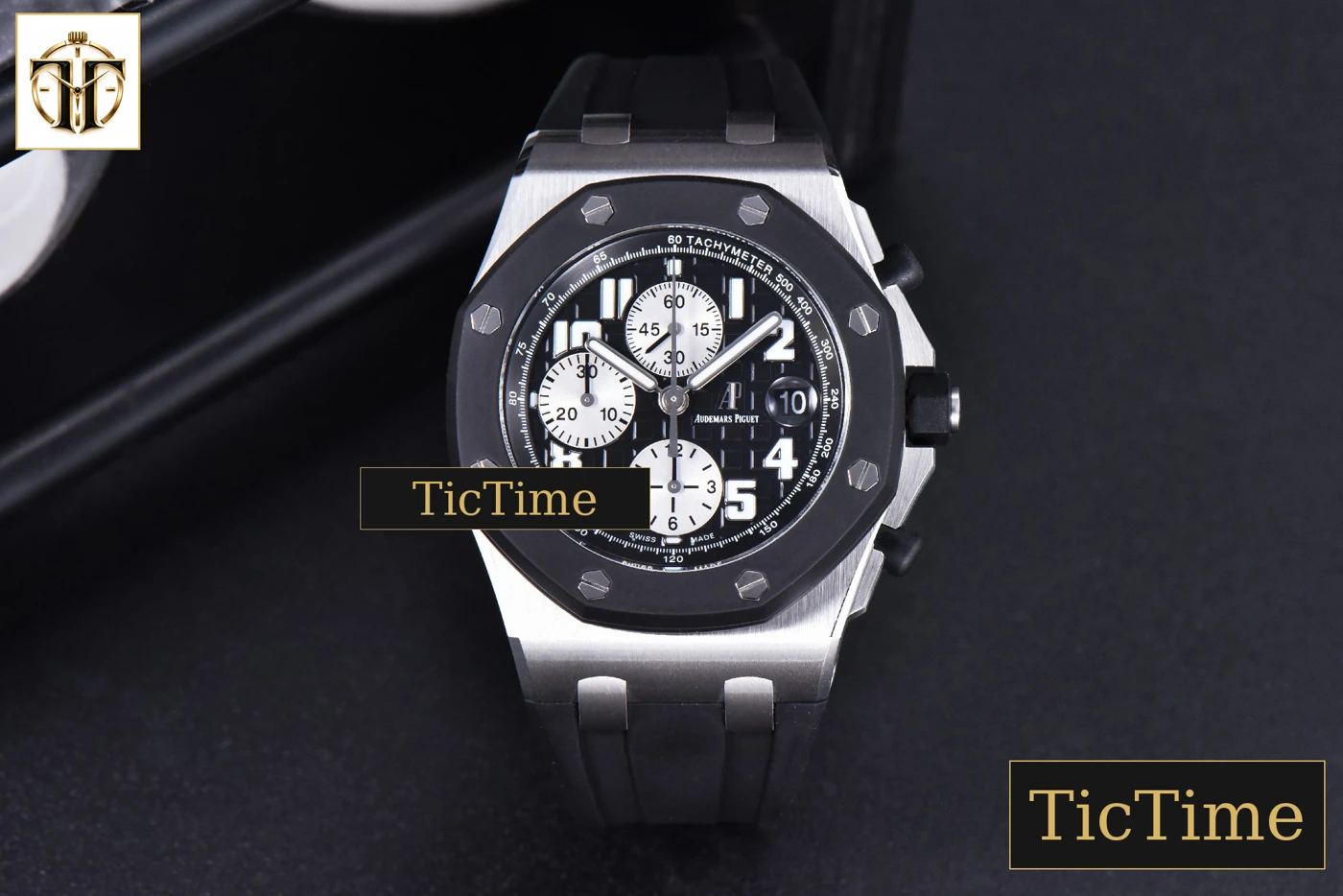 Vista frontal — Royal Oak Offshore Rubberclad 25940SK 42mm JF Black/Silver Dial Rubber Strap A7750