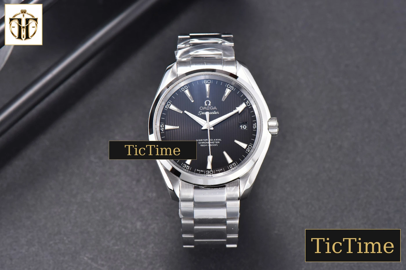 Vista frontal — Aqua Terra 150M 41mm VSF Black Textured Dial SS Bracelet A8500