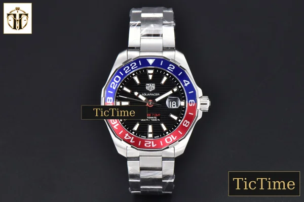 Foto frontal — Aquaracer Calibre 7 GMT 43mm OF Blue/Red Bezel Black Dial Swiss SW200