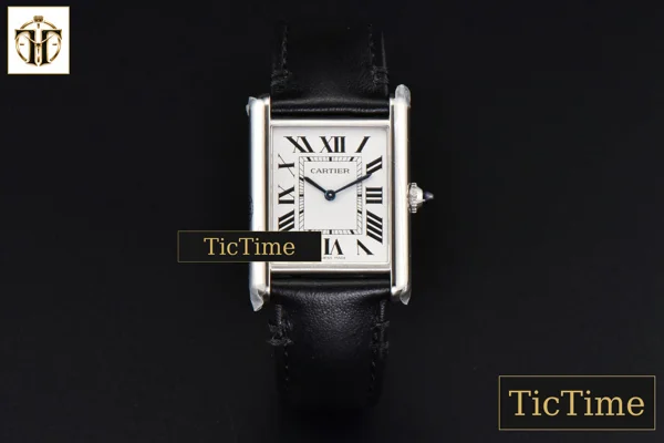 Foto frontal — Tank Must Large 33.7×25.5mm K11F White Dial Smooth Black Strap Quartz