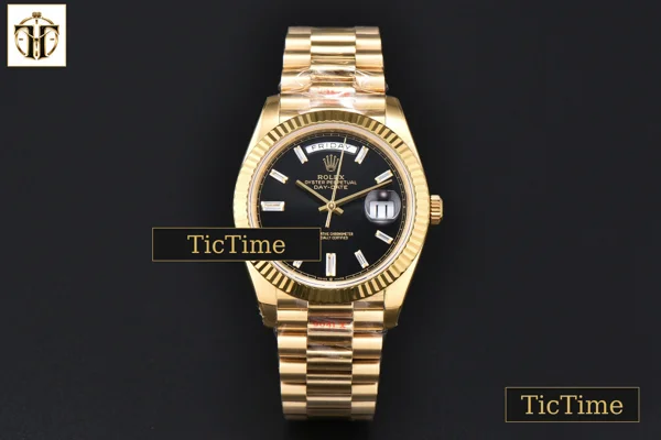 Foto frontal — DayDate 40mm GMF YG Black Dial Diamond Marker President Bracelet Tungsten VR3255