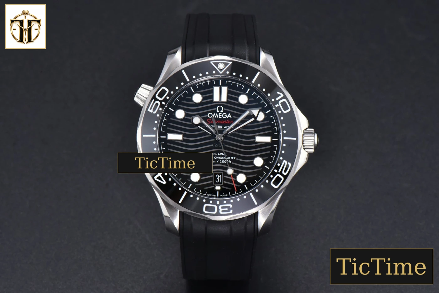 Vista frontal — Seamaster Diver 300M 42mm ZF Black Ceramic Black Dial Black Rubber Strap A8800