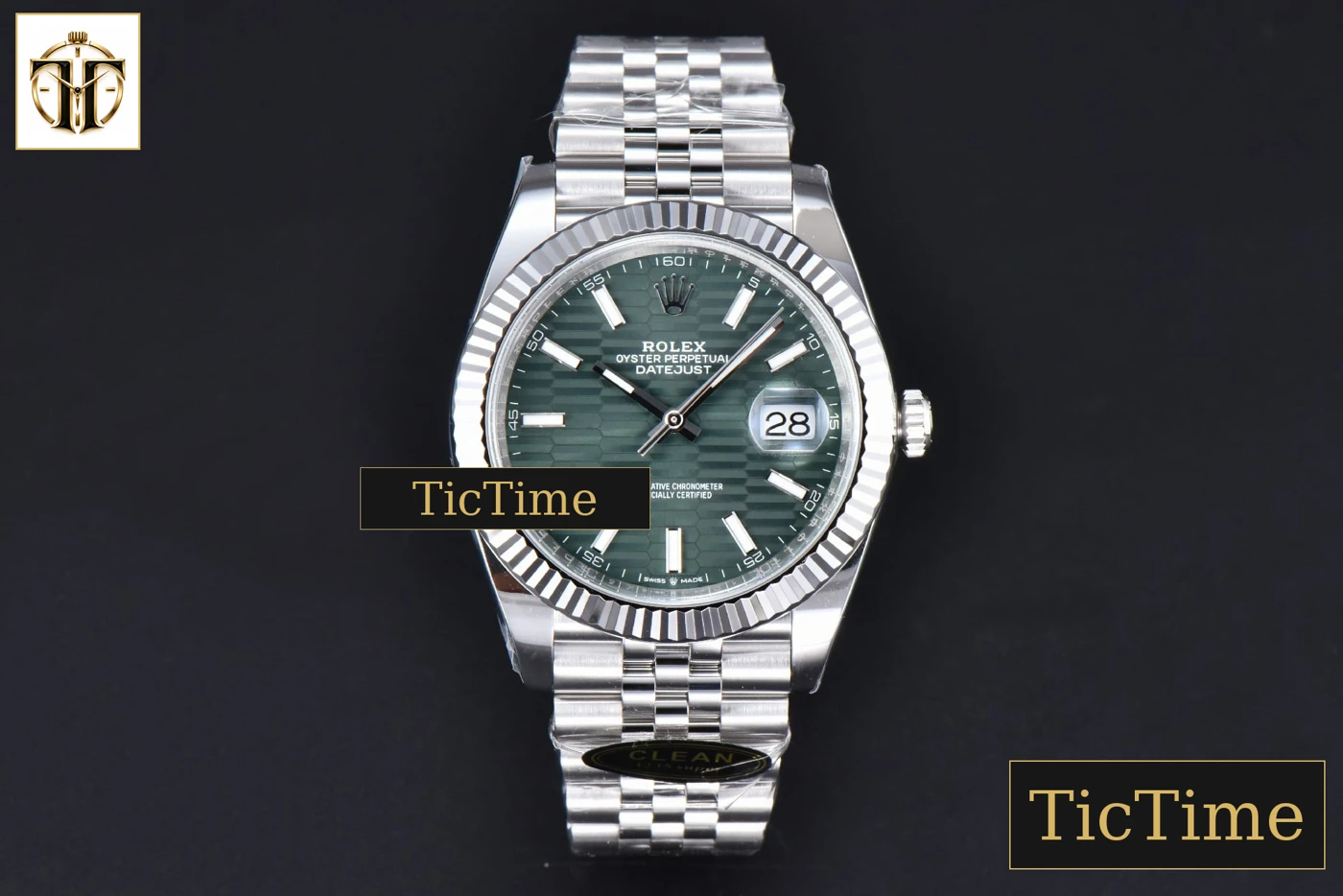 Vista frontal — DateJust 126334 41mm Clean Factory Green Motif Dial Jubilee Bracelet VR3235