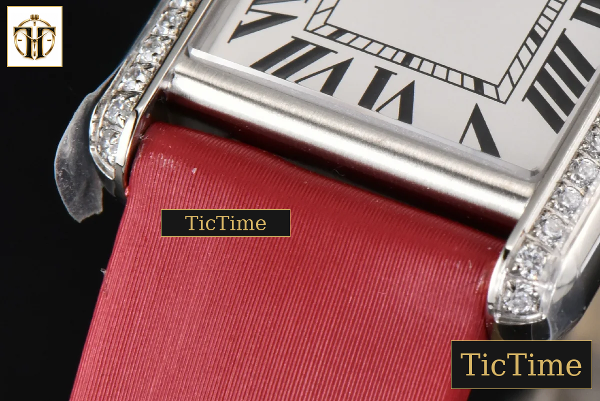 Tank Must Small 29.5×22mm K11F Diamond White Dial Red Smooth Strap Quartz — foto 8