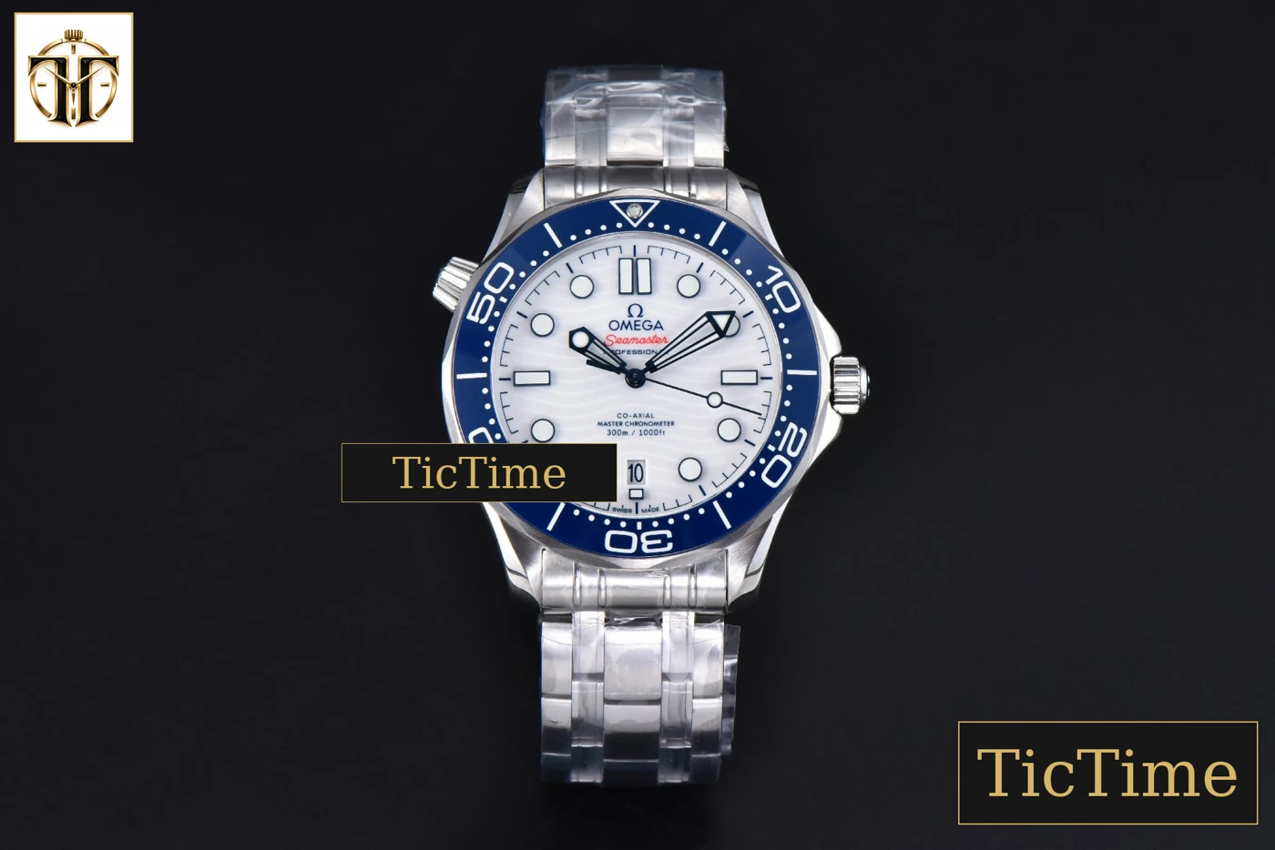 Vista frontal — Seamaster Diver 300M 42mm VSF Blue Bezel White Dial SS Bracelet V4 A8808