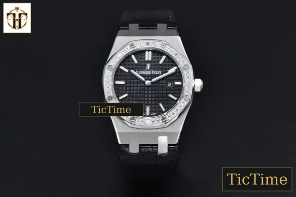 Foto frontal — Royal Oak Ladies 67650ST 33mm V7F Black Dial Diamond Bezel Leather Strap Quartz
