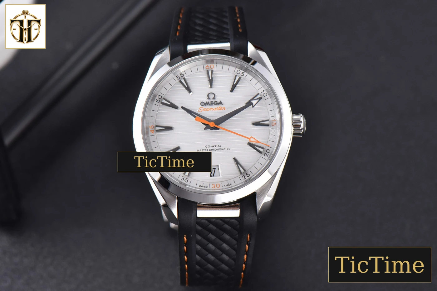 Vista frontal — Aqua Terra 150M SeaMaster 41mm VSF White Dial Orange Hands Black Rubber Strap A8900