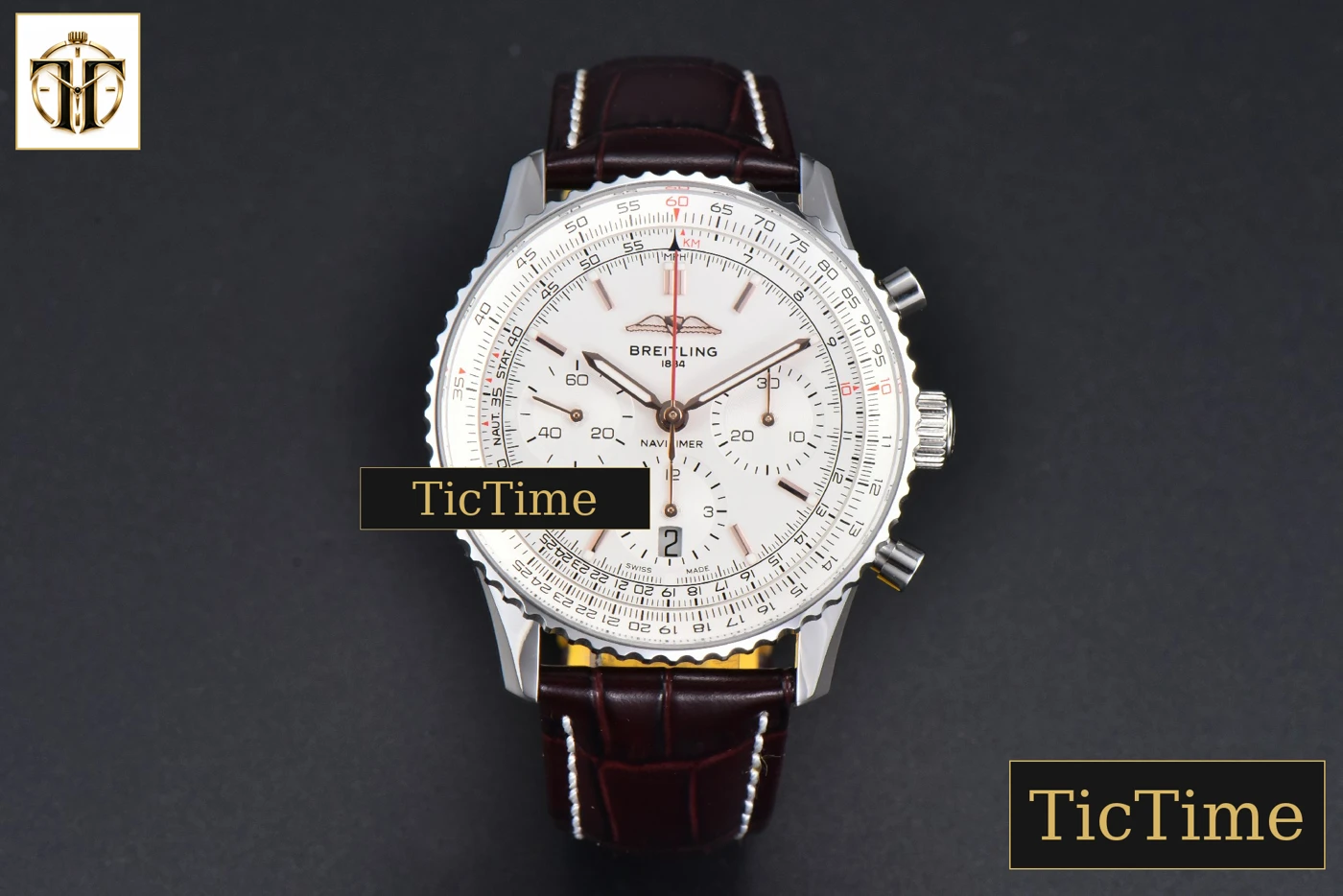 Vista frontal — Navitimer B01 43mm BLSF White Dial Brown Leather Strap A7750