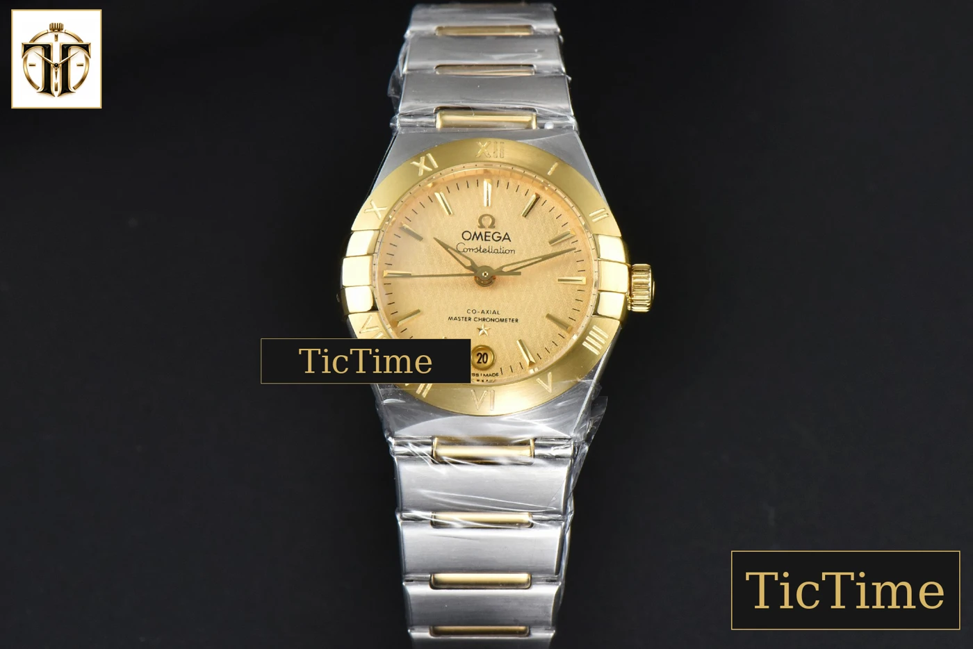 Vista frontal — Constellation 29mm TWSF YG Gold Textured Dial YG/SS Bracelet A8700